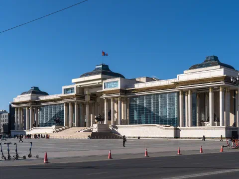 Улаанбаатар хотын төвд байрлах Төрийн ордон, дээвэр дээр нь Монгол Улсын төрийн далбаа намирч буй нь