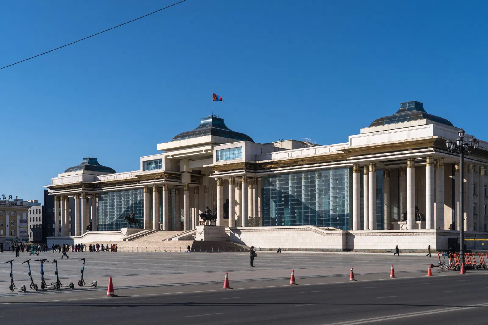 Улаанбаатар хотын төвд байрлах Төрийн ордон, дээвэр дээр нь Монгол Улсын төрийн далбаа намирч буй нь