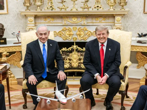 Дональд Трамп, Биньямин Нетаньяху нар Цагаан ордны Зууван танхимд сандал дээр зэрэгцэн суугаа нь