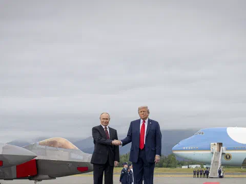 АНУ-ын Ерөнхийлөгч Дональд Трамп ОХУ-ын Ерөнхийлөгч Владимир Путиныг онгоцны буудал дээр угтан гар барьж буй нь