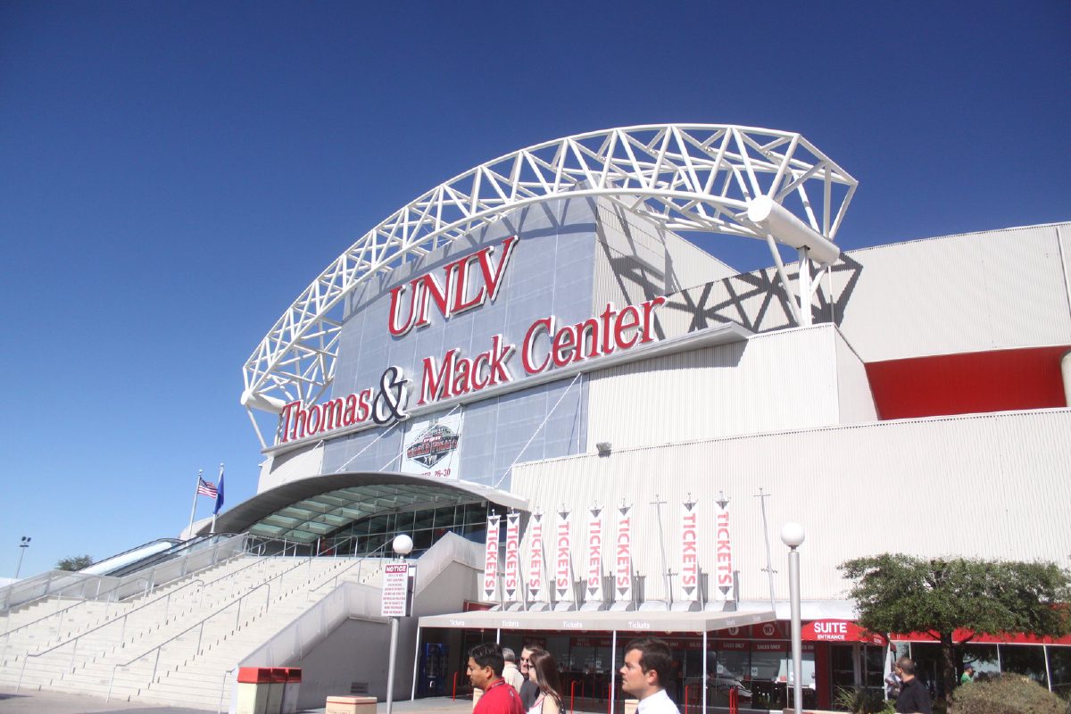 Лас Вегас хотын Thomas & Mack Center спорт цогцолборын гаднах төрх, «UNLV Thomas & Mack Center» бичигтэй нүүр хэсэг, цэлмэг тэнгэр